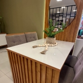 *Mesa com painel ripado Colonia C/Espelho + 4 Cadeiras - Cadeira porto Marrom Acinzentado