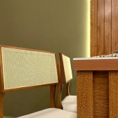 *Mesa com painel ripado Colonia S/Espelho + 4 Cadeiras - Cadeira Armani tela