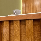*Mesa com painel ripado Colonia S/Espelho + 4 Cadeiras - Cadeira Armani tela