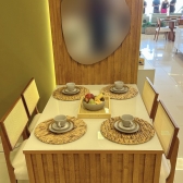 *Mesa com painel ripado Colonia C/Espelho + 4 Cadeiras - Cadeira Armani tela