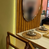 *Mesa com painel ripado Colonia C/Espelho + 4 Cadeiras - Cadeira Armani tela