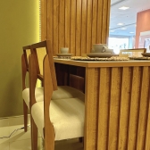 *Mesa com painel ripado Colonia S/Espelho + 4 Cadeiras - Cadeira Armani tela