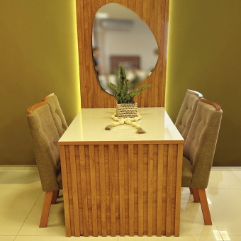 *Mesa com painel ripado Colonia C/Espelho + 4 Cadeiras