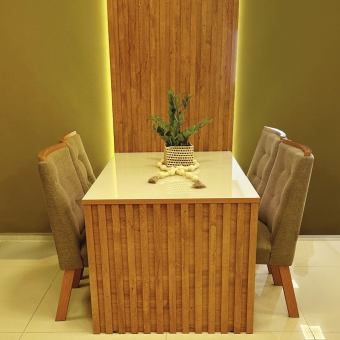 *Mesa com painel ripado Colonia S/Espelho + 4 Cadeiras