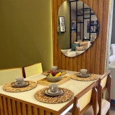 *Mesa com painel ripado Colonia C/Espelho + 4 Cadeiras - Cadeira Armani tela